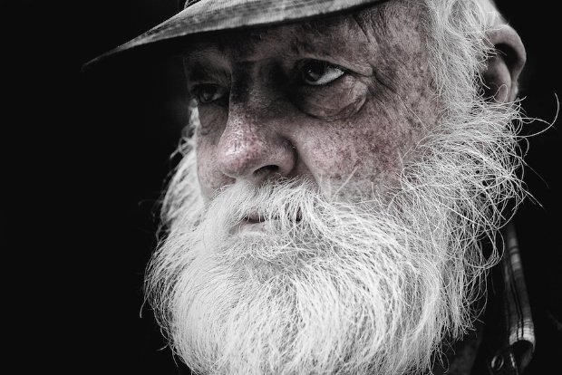 el viejo de arriba, quizá el hermano de Fidel Castro
